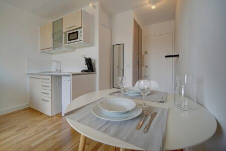 quartier cannes logement appartement location saisonnière courte durée plage festival croisette rue d'Antibes location vacances